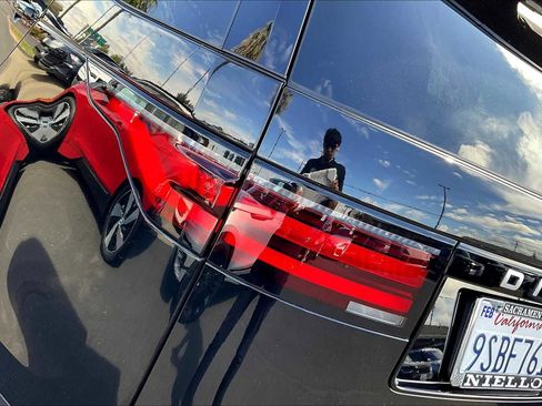 Used 2025 Land Rover Discovery S image 32