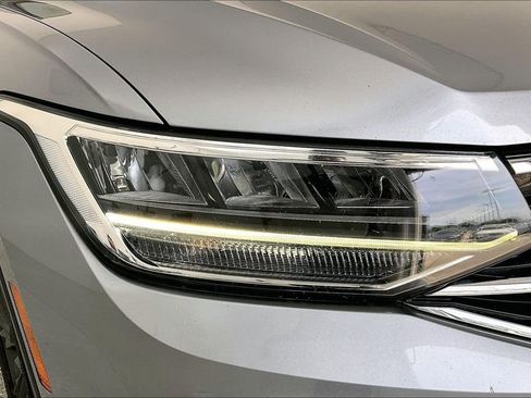 Used 2022 Volkswagen Tiguan SE image 36