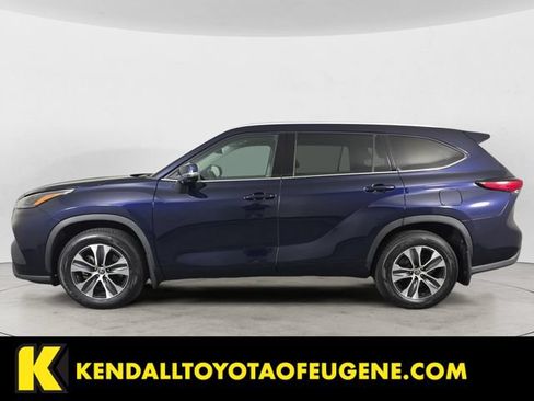 Used 2022 Toyota Highlander XLE AWD/4WD image 8