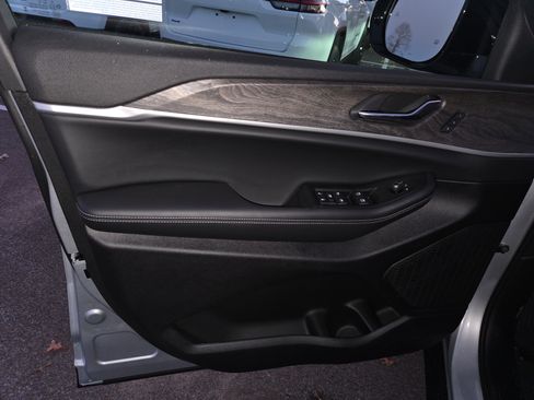 New 2025 Jeep Grand Cherokee L Limited AWD/4WD image 5