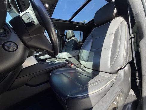 Used 2021 GMC Yukon XL SLT w/ SLT Premium Package image 8