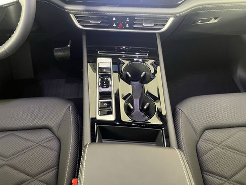 Certified 2025 Volkswagen Atlas Cross Sport SE image 16