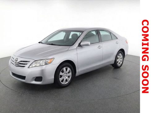Used 2010 Toyota Camry LE image 1