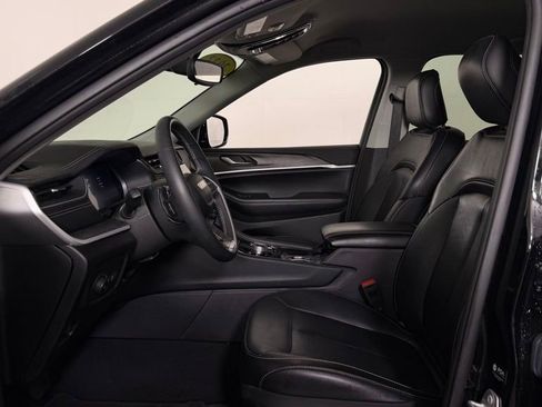 Used 2023 Jeep Grand Cherokee Limited w/ Black Appearance Package AWD/4WD image 14