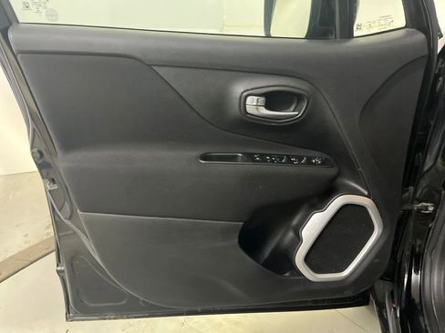 Used 2019 Jeep Renegade Latitude w/ Cold Weather Group image 27