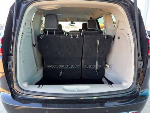 Used 2023 Chrysler Pacifica Touring-L image 11