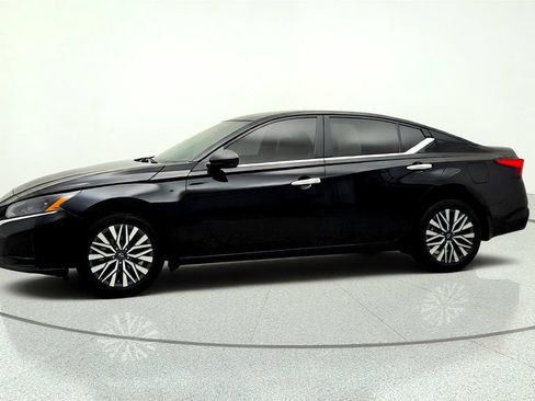 Used 2024 Nissan Altima 2.5 SV AWD/4WD image 8