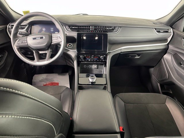 Used 2025 Jeep Grand Cherokee Altitude AWD/4WD image 40