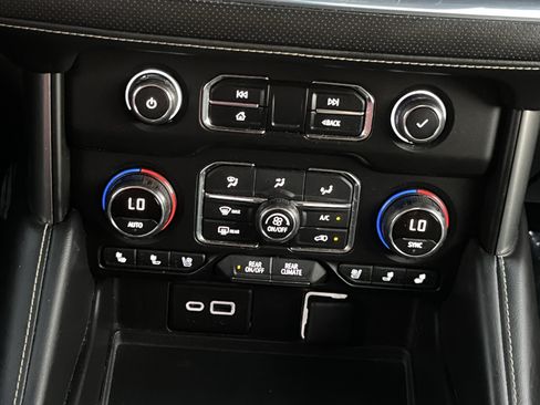 Used 2021 Chevrolet Tahoe Premier w/ Premium Package RWD image 27