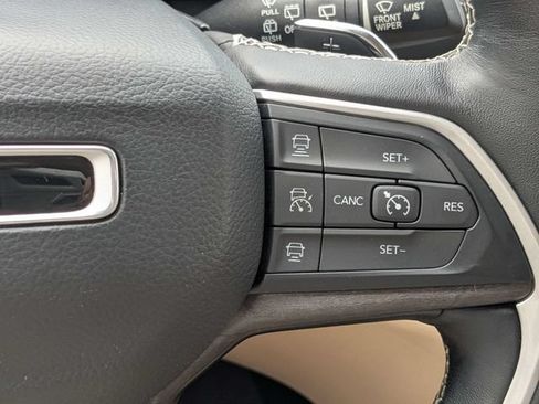 Certified 2022 Jeep Grand Cherokee Limited AWD/4WD image 28