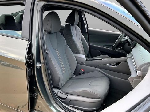 Used 2025 Hyundai Elantra Sport FWD image 9