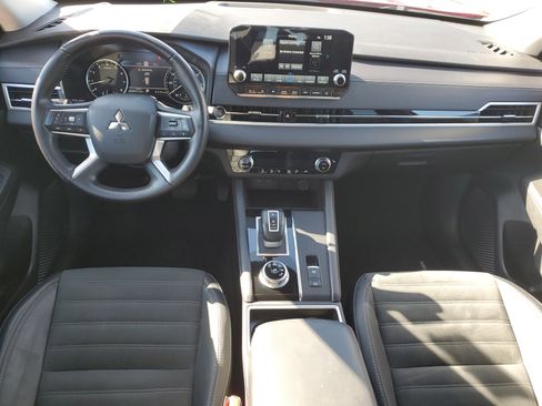 Used 2024 Mitsubishi Outlander SE image 13