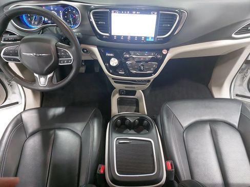 Used 2024 Chrysler Pacifica Touring-L FWD image 9