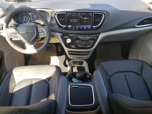 Used 2024 Chrysler Pacifica Touring-L FWD image 16