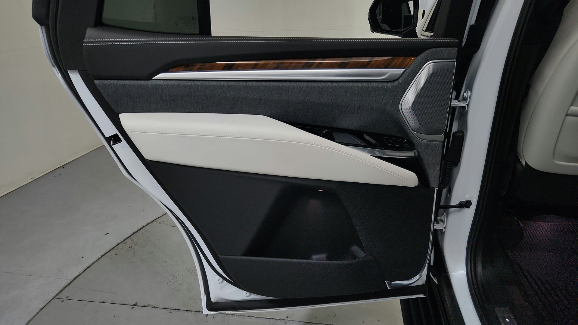 Certified 2026 Cadillac Escalade Platinum Sport w/ LPO, ONYX Package AWD/4WD image 23