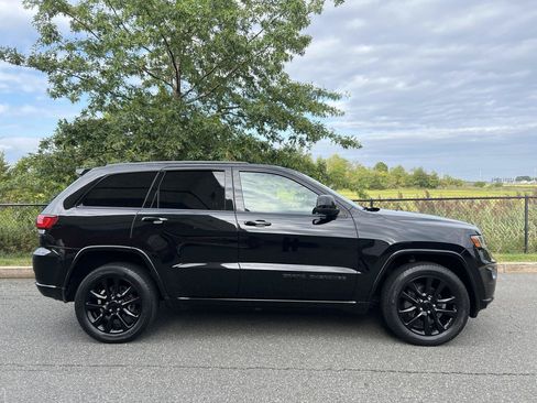 Used 2017 Jeep Grand Cherokee Altitude AWD/4WD image 3