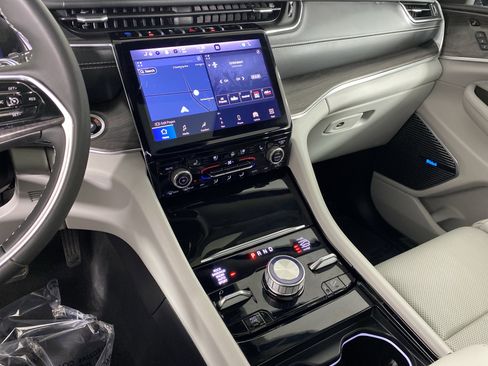 Used 2022 Jeep Grand Cherokee Overland w/ Luxury Tech Group IV image 29