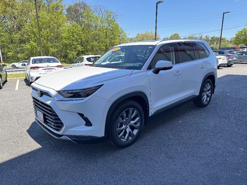 Used 2024 Toyota Grand Highlander AWD image 2