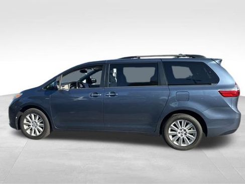 Used 2017 Toyota Sienna XLE Premium image 3