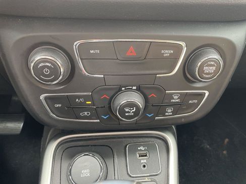 Used 2021 Jeep Compass Latitude AWD/4WD image 17