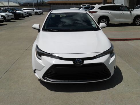 Used 2025 Toyota Corolla LE FWD image 2