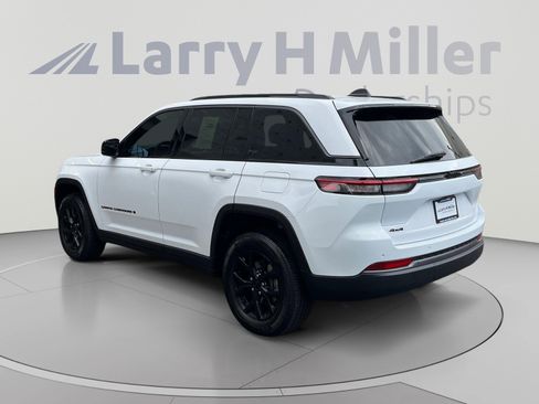 Used 2026 Jeep Grand Cherokee Altitude AWD/4WD image 3