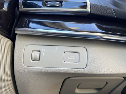 Used 2016 Volvo XC90 T6 Momentum w/ Momentum Plus Package image 18