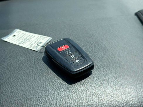 Used 2021 Toyota Highlander XLE AWD/4WD image 30