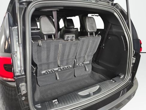 Used 2023 Chrysler Pacifica Limited w/ Uconnect Theater Family Group FWD image 17