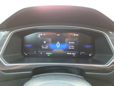 Used 2024 Volkswagen Tiguan SE w/ Panoramic Sunroof Package image 15