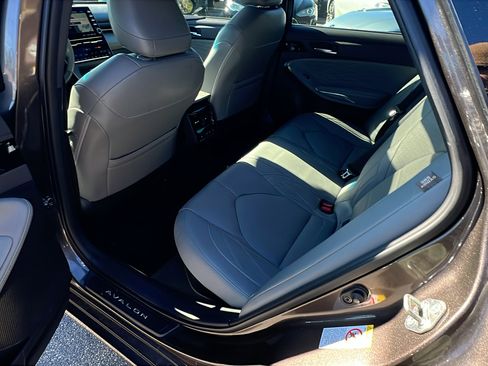 Used 2019 Toyota Avalon XLE image 24