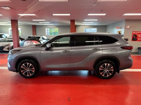 Used 2022 Toyota Highlander XLE AWD/4WD image 6