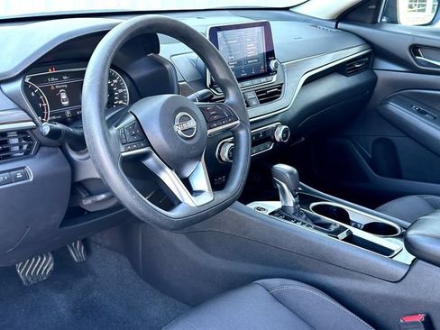 Used 2024 Nissan Altima 2.5 SV FWD image 12