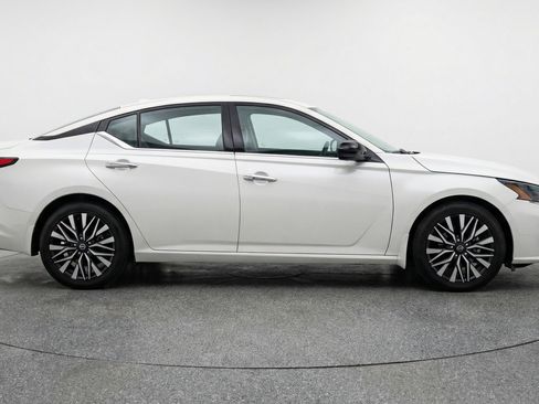 Used 2025 Nissan Altima 2.5 SV FWD image 11