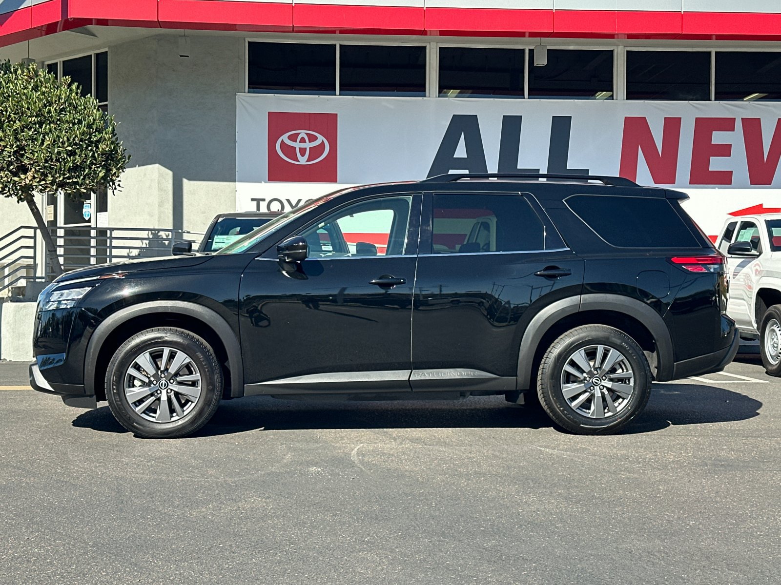 Used 2025 Nissan Pathfinder SV FWD image 2