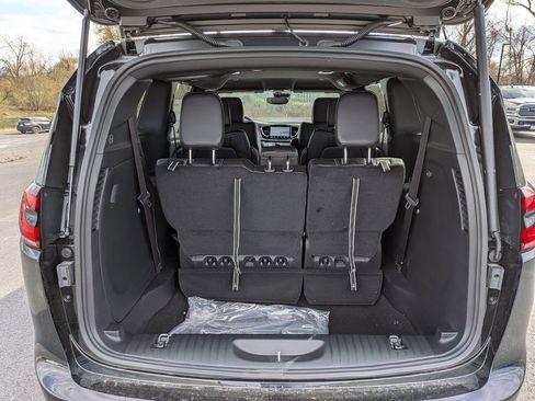 New 2026 Chrysler Pacifica Select w/ S Appearance Package image 4
