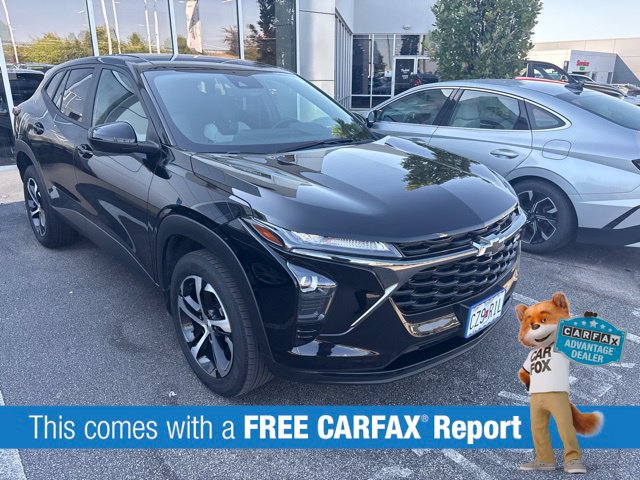 Used 2025 Chevrolet Trax RS w/ Driver Confidence Package FWD image 2