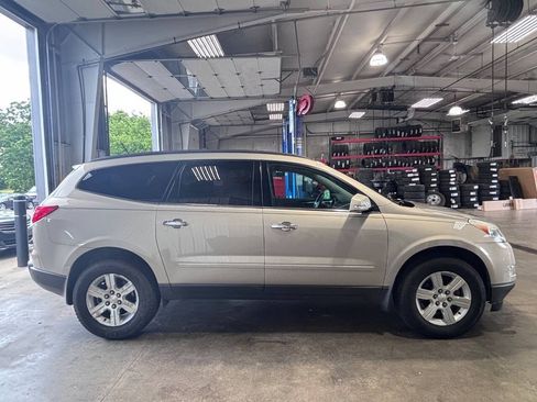 Used 2010 Chevrolet Traverse LT w/ Personal Connectivity Package FWD image 2
