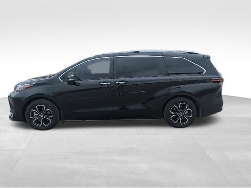 Used 2026 Toyota Sienna Platinum AWD/4WD image 10