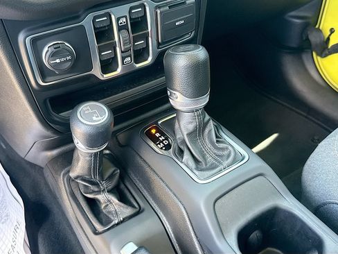 Used 2024 Jeep Wrangler Unlimited Sport AWD/4WD image 18