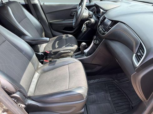 Used 2021 Chevrolet Trax LT FWD image 21