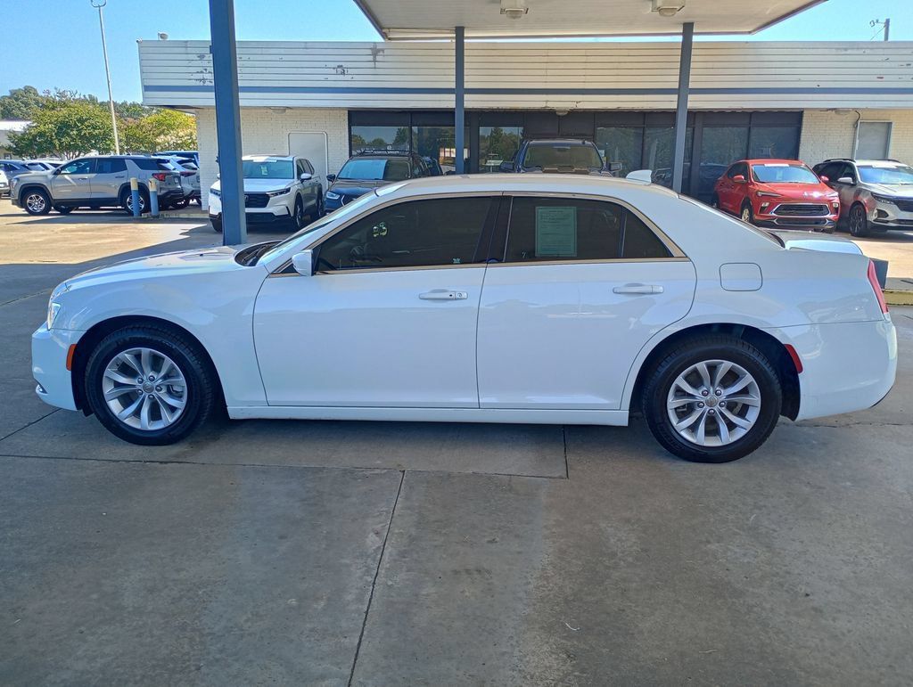 Used 2023 Chrysler 300 Touring RWD image 2