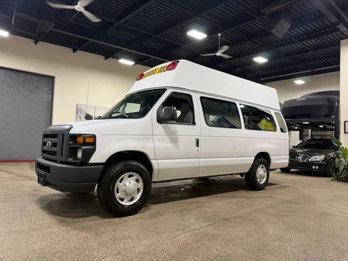 Used 2014 Ford E-250 and Econoline 250 Extended w/ Power Group RWD image 2