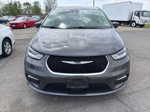 Used 2023 Chrysler Pacifica Touring-L image 4