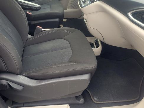 Used 2022 Chrysler Voyager LX image 21