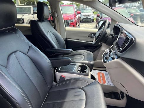 Used 2024 Chrysler Pacifica Touring-L FWD image 8