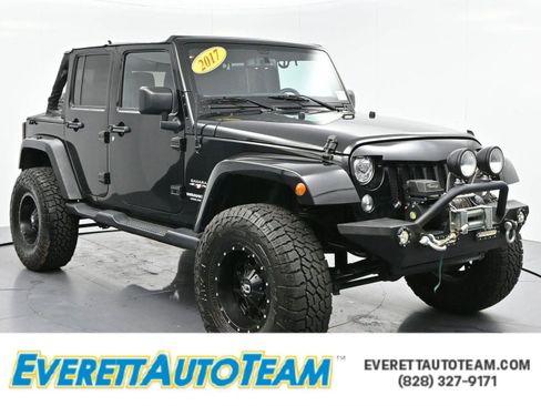 Used 2017 Jeep Wrangler Unlimited Sahara w/ Connectivity Group AWD/4WD image 1