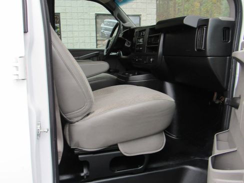 Used 2018 Chevrolet Express 2500 RWD image 13