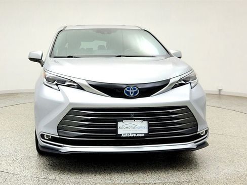 Used 2021 Toyota Sienna Platinum FWD image 2