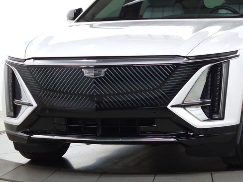 Used 2024 Cadillac Lyriq Luxury AWD/4WD image 2